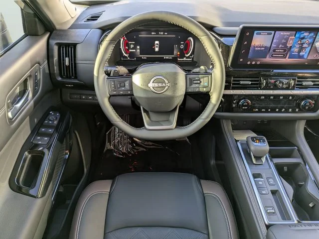 New 2026 Boulder Gray Pearl / Super Black Two-tone Nissan Platinum image 10