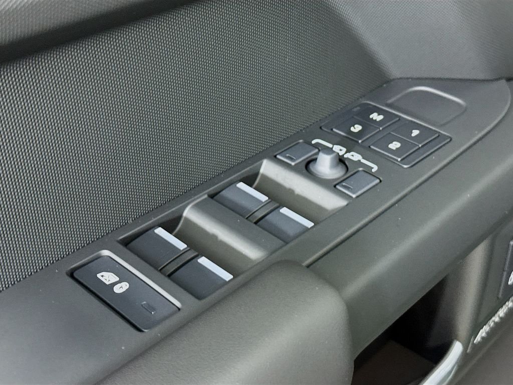 New 2026 Woolstone Green Land Rover X-Dynamic SE image 17