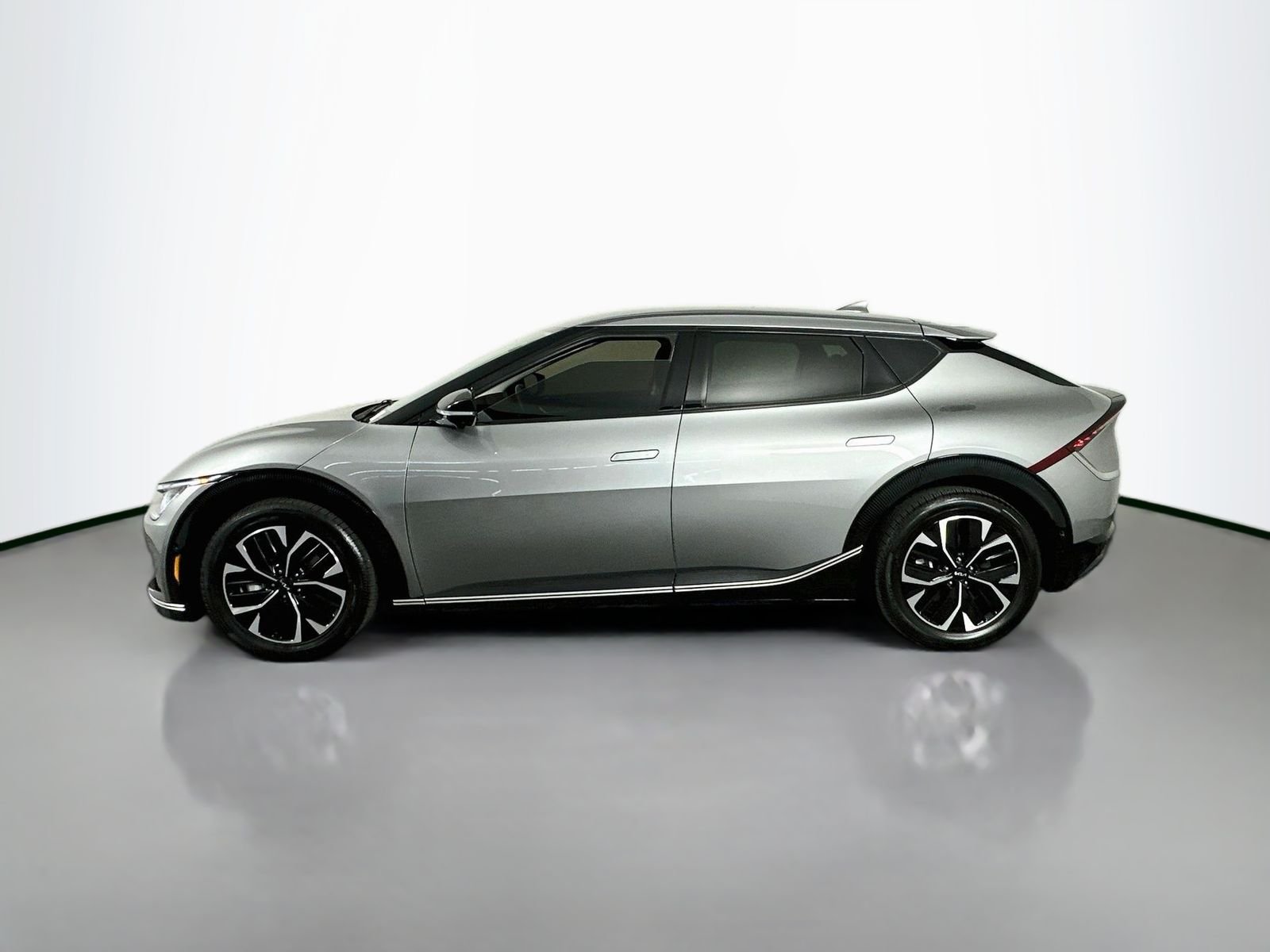 Used 2022 Steel Gray Kia Wind image 4