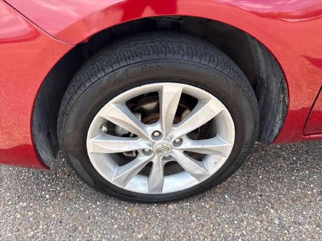 Used 2014 Red Nissan 1.6 SL image 11