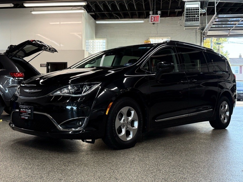 2017 Chrysler Pacifica Touring Plus photo 3