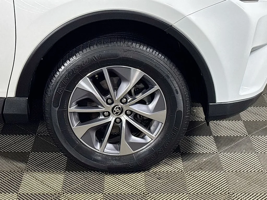 Used 2018 White Toyota LE image 22
