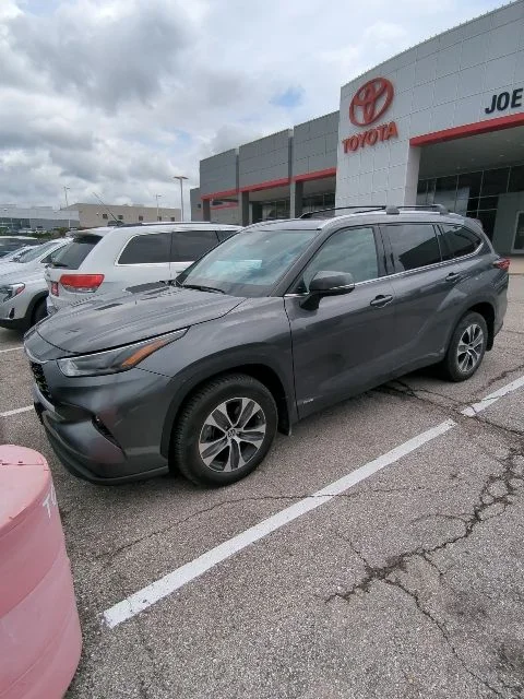 Used 2022 Gray Toyota XLE image 8