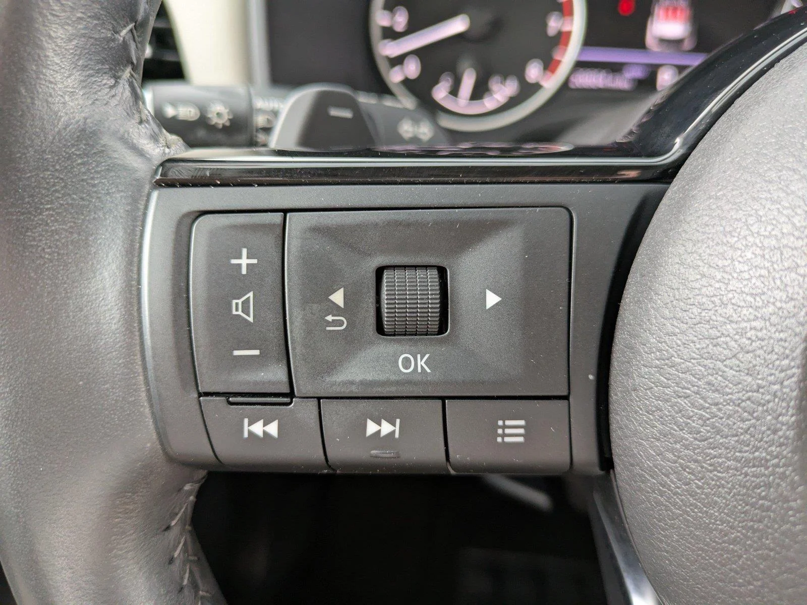 Used 2023 Super Black Nissan SL image 26