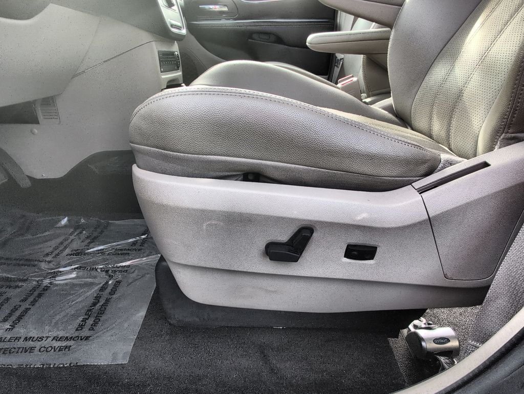 Used 2012 Gray Chrysler Touring-L image 4