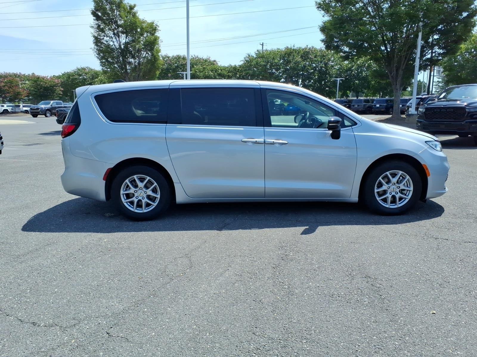 Used 2024 Silver Mist Clearcoat Chrysler Touring L image 10