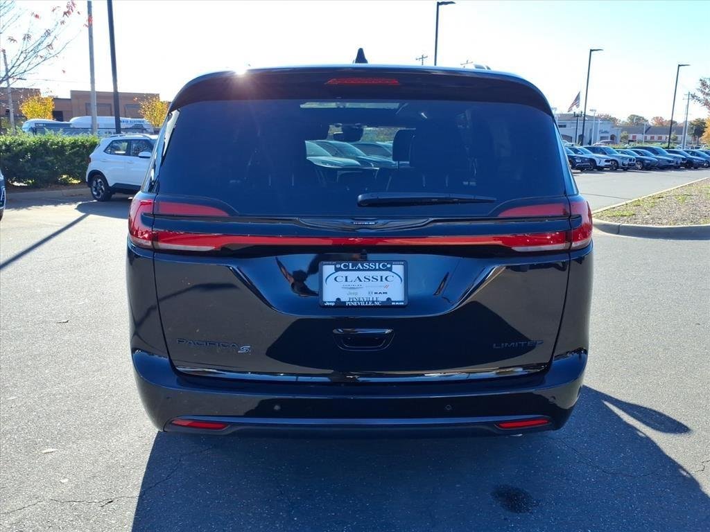 New 2026 Diamond Black Crystal Pearl-Coat Exterior Paint Chrysler Limited image 23