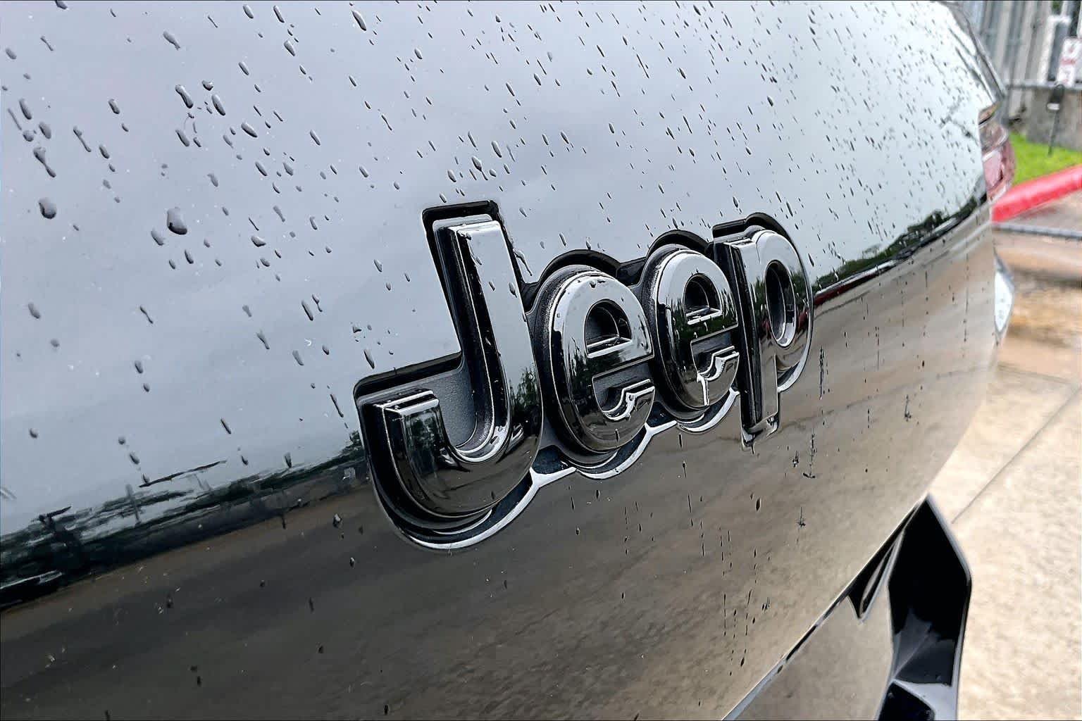 Used 2025 Diamond Black Crystal Pearlcoat Jeep Altitude X image 9