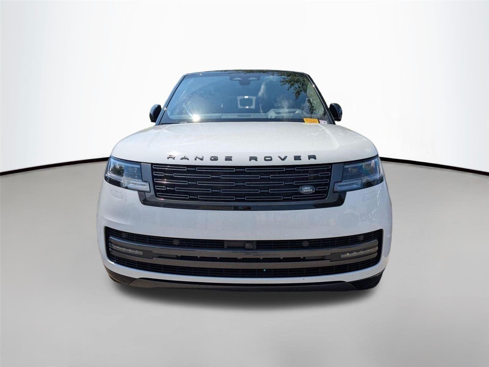 Used 2025 Fuji White Land Rover SE image 3