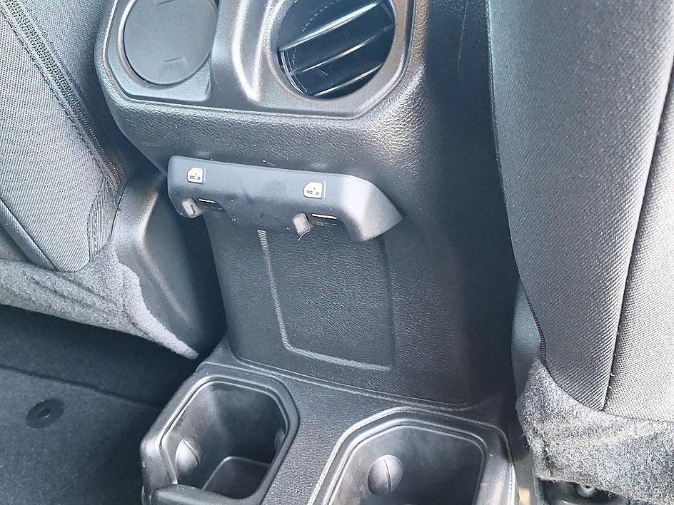 Used 2023 Earl Clearcoat Jeep Sport Altitude image 26