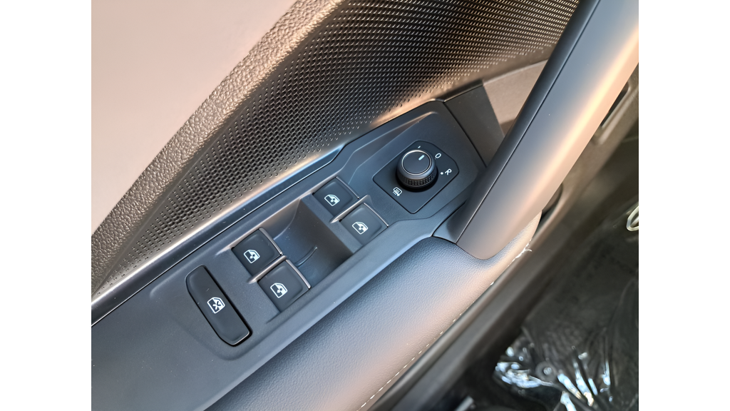 2025 Volkswagen Tiguan SE - Photo 32