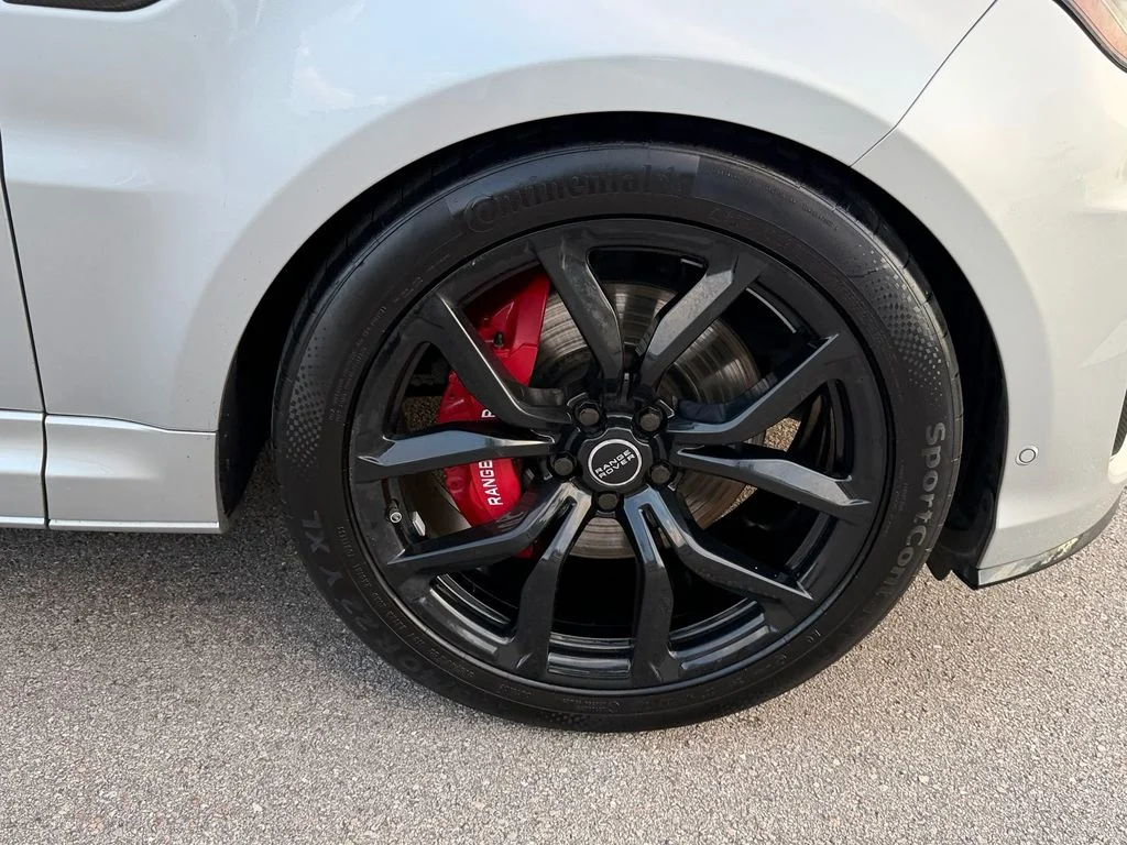 Used 2019  Land Rover SVR image 20