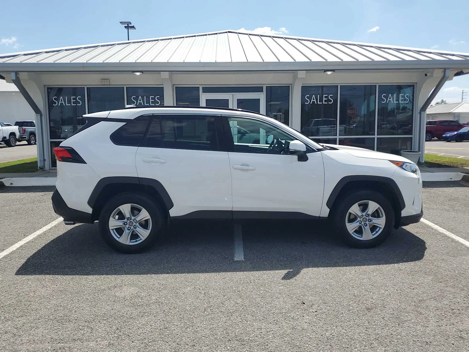 Used 2020 Super White White Toyota XLE image 8