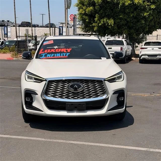 Used 2025 White INFINITI LUXE image 2