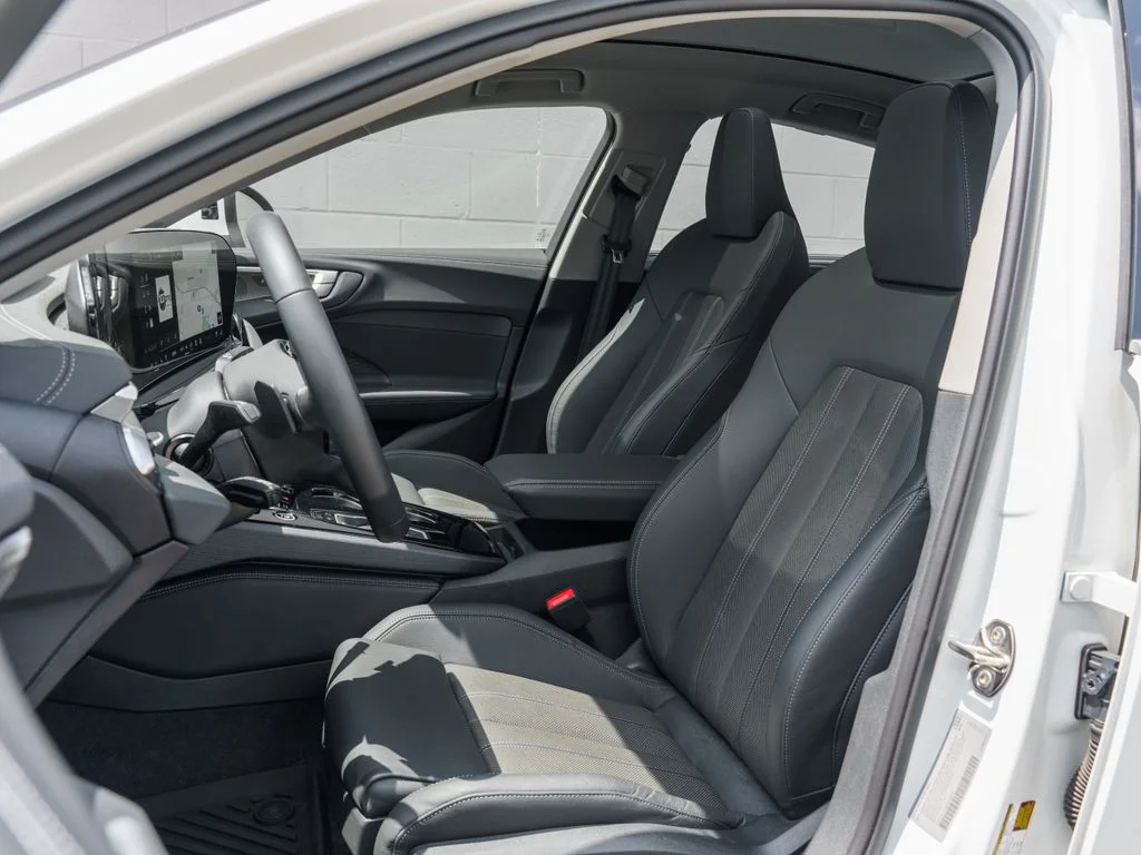 Used 2025 Glacier White Audi  image 5