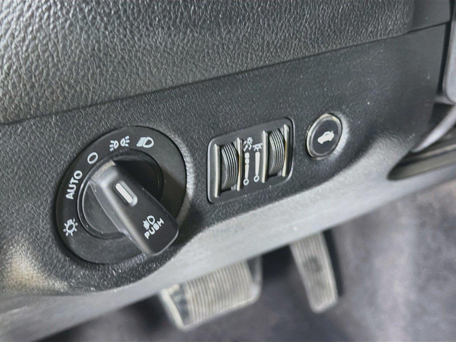 Used 2018 Pitch Black Clearcoat Dodge SXT image 10