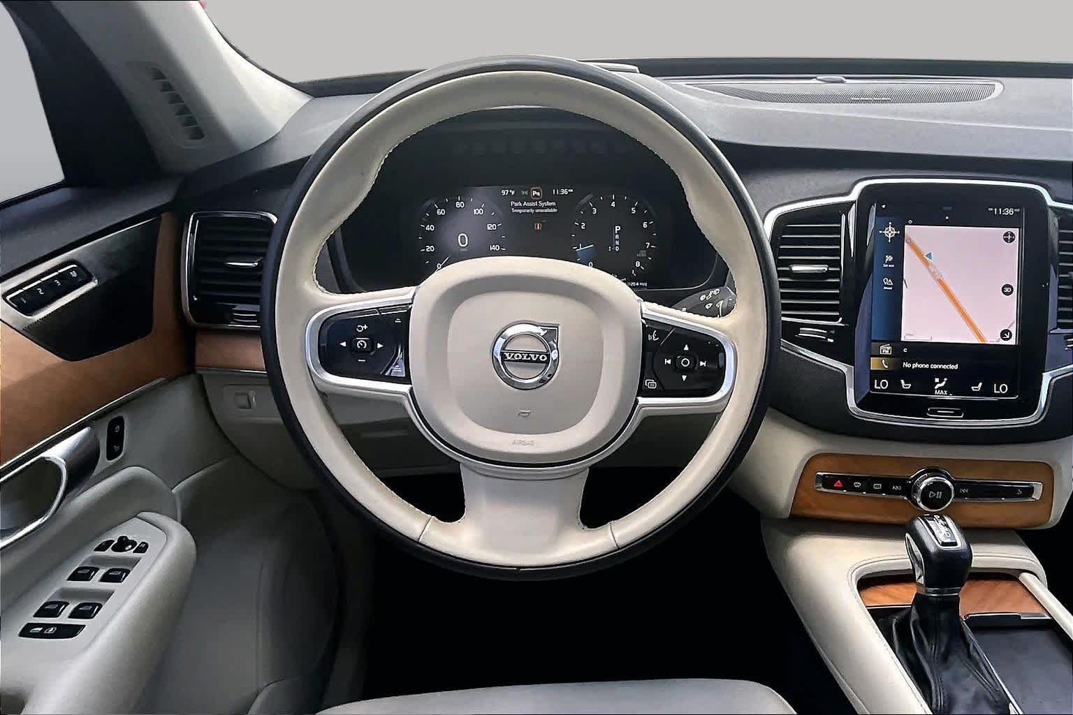 Used 2022 Onyx Black Metallic Volvo Momentum image 5