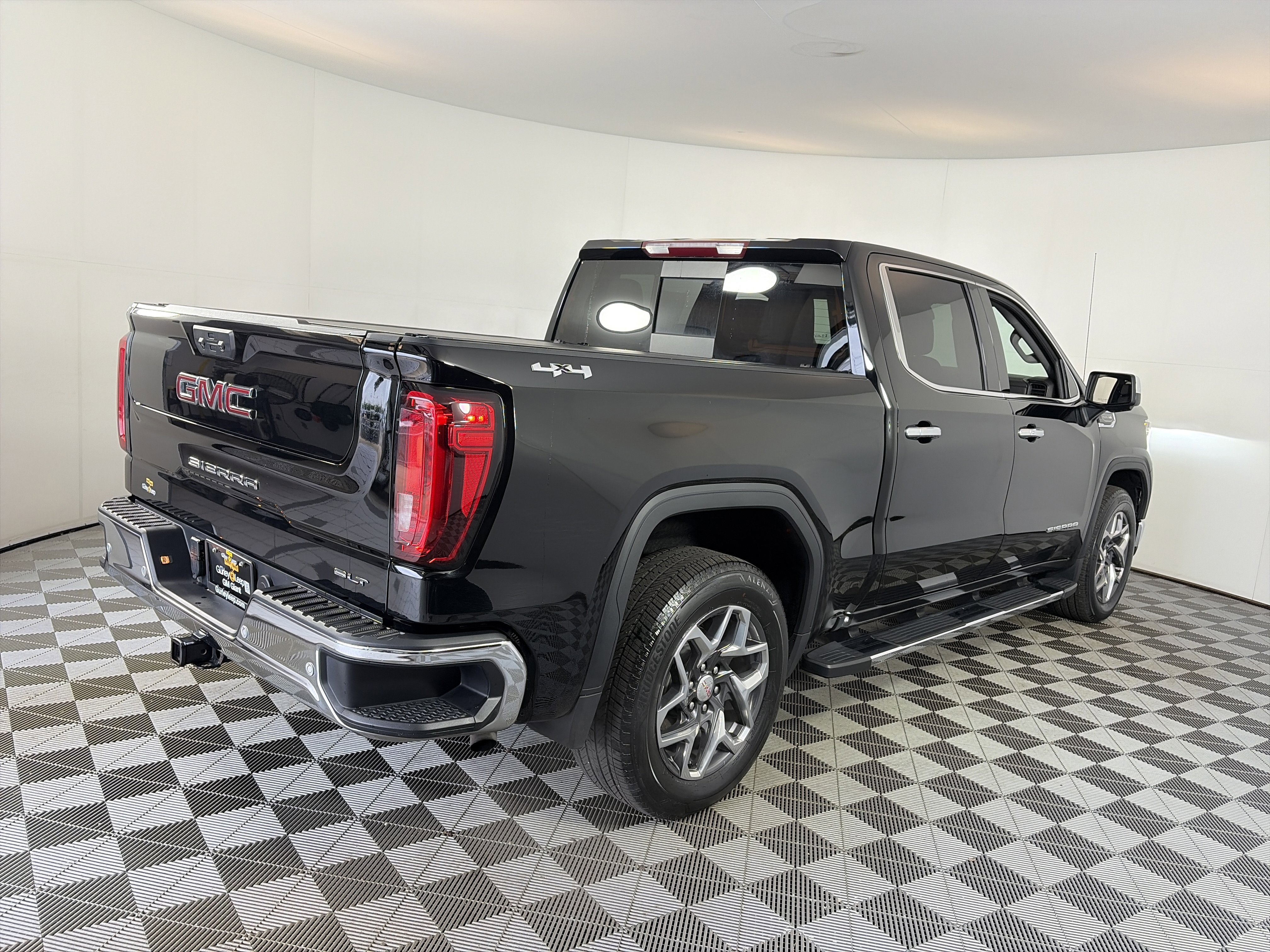 2024 GMC Sierra 1500 SLT - Photo 10