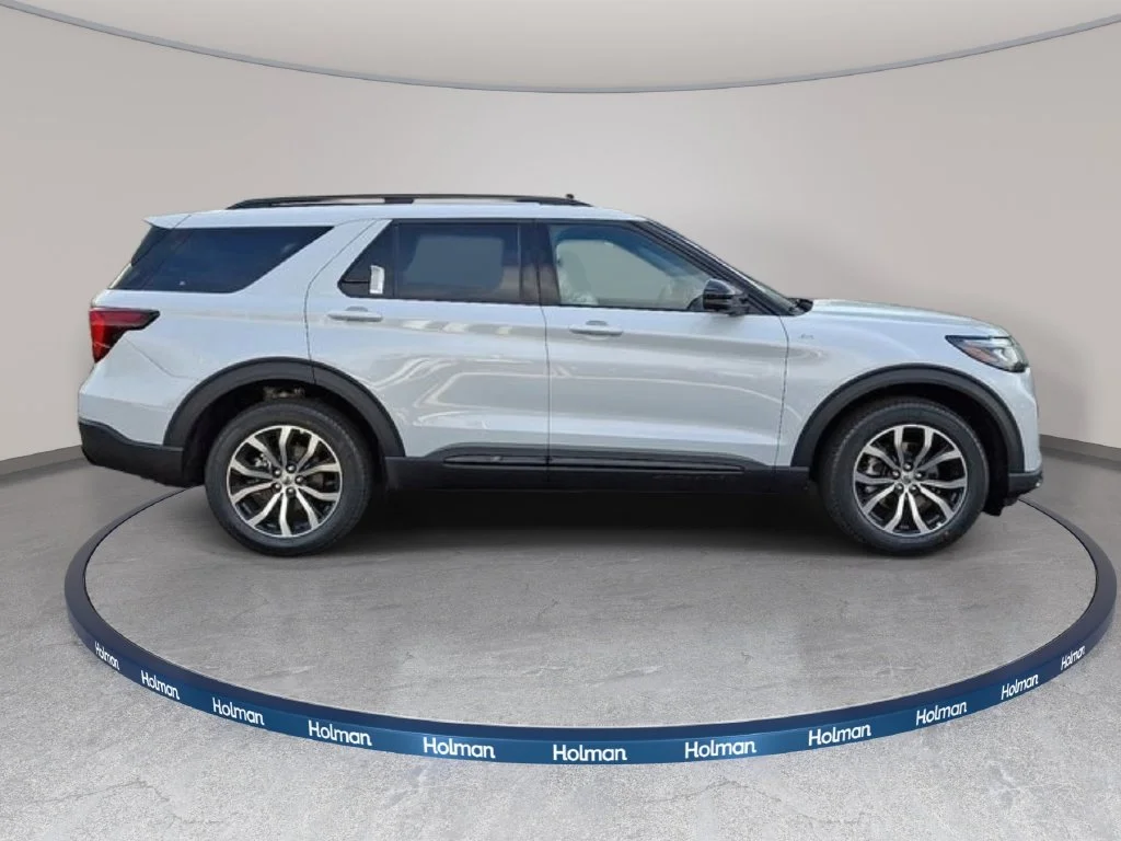 New 2026 Space White Metallic Ford ST-Line image 3