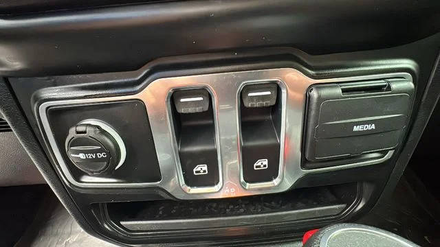 Used 2021 White/off-white Jeep Sport S image 24