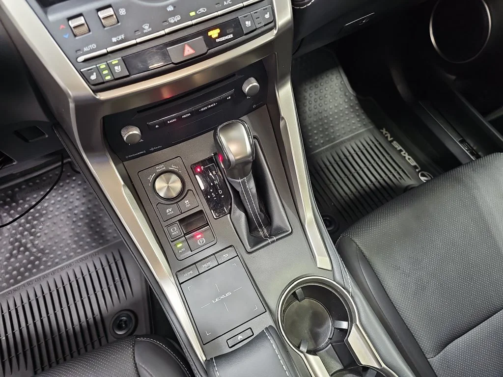 Used 2019 White Lexus 300h image 27
