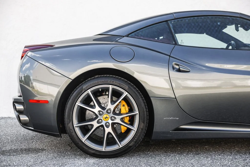 Used 2010 Silver Ferrari Base image 3