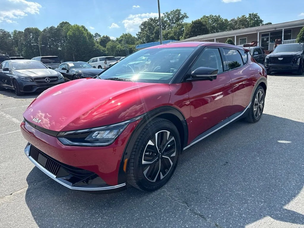 Used 2024 Red Kia Wind image 1
