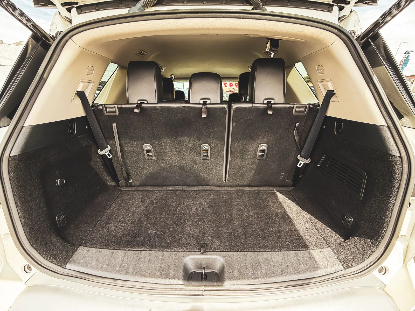Used 2022 White Nissan SL image 23