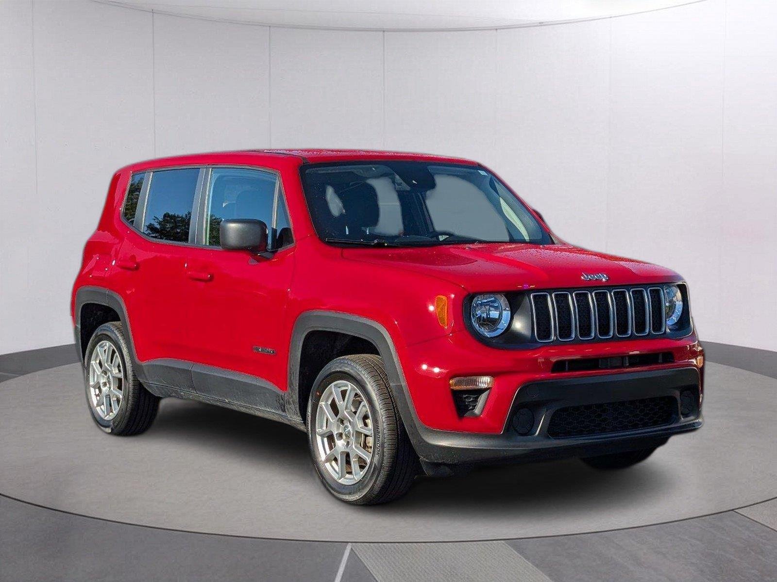 Used 2023 Colorado Red Clearcoat Jeep Latitude image 9