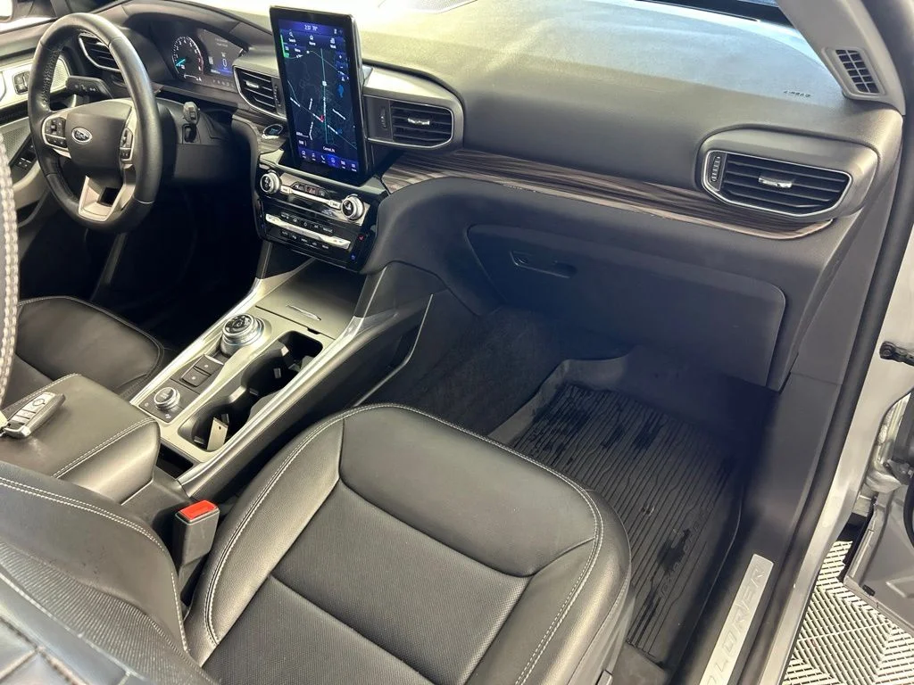 Used 2023 Silver Ford Limited image 25