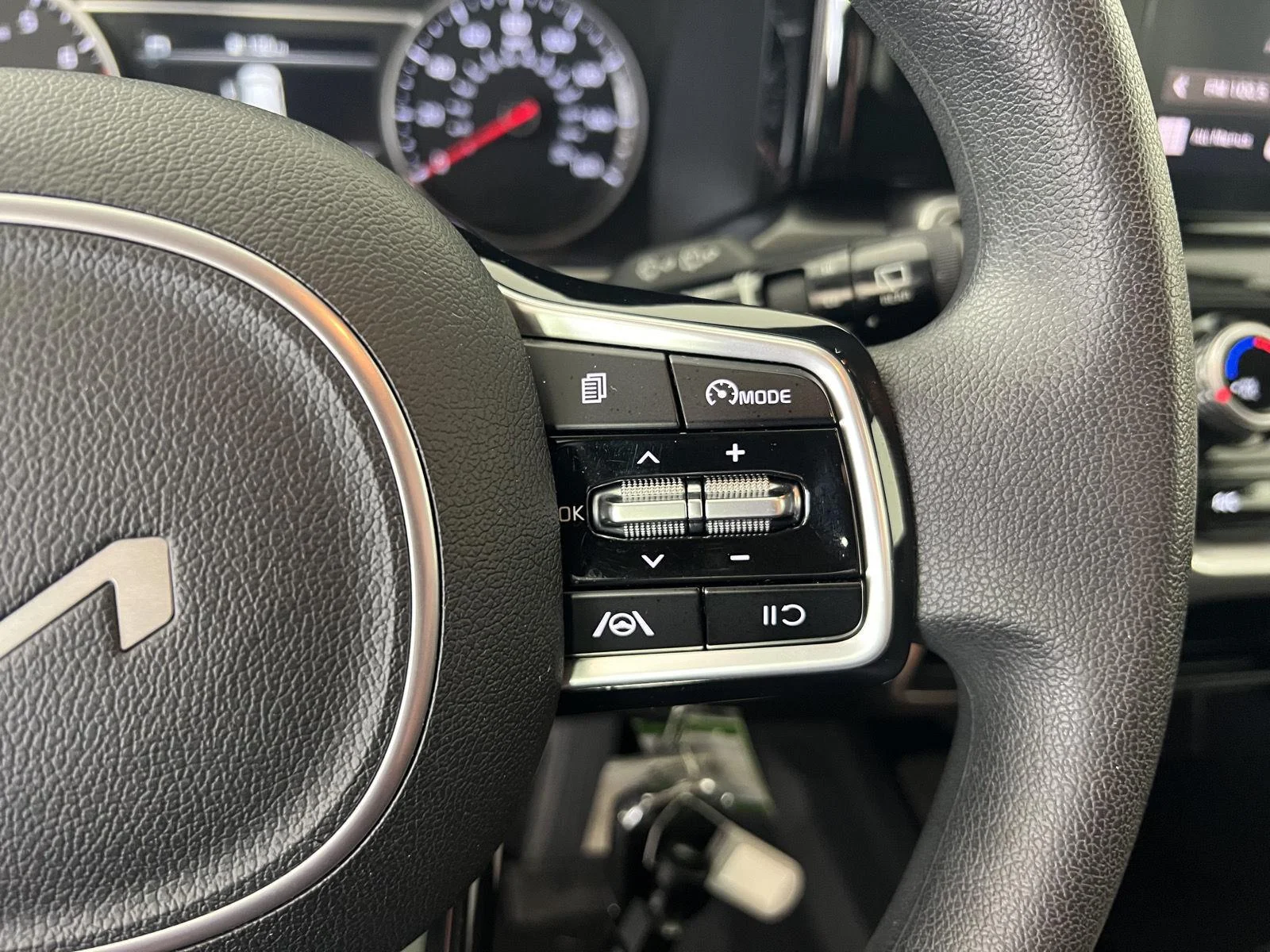 Used 2023  Kia LX image 12