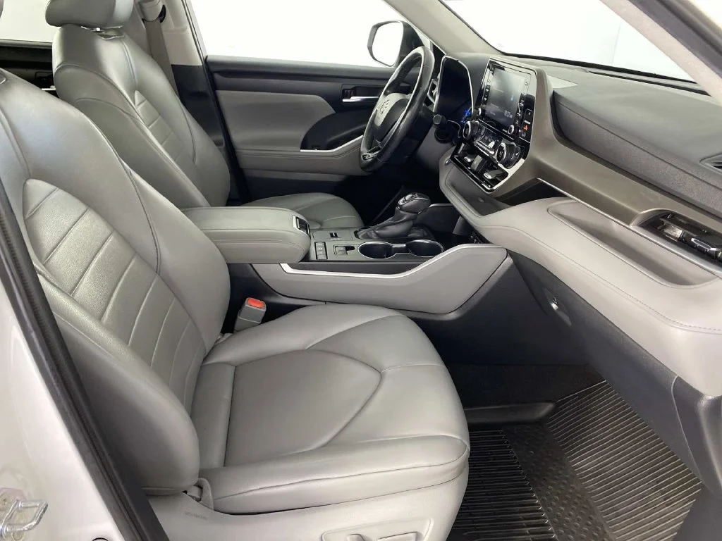 Used 2020 Blizzard Pearl Toyota XLE image 9