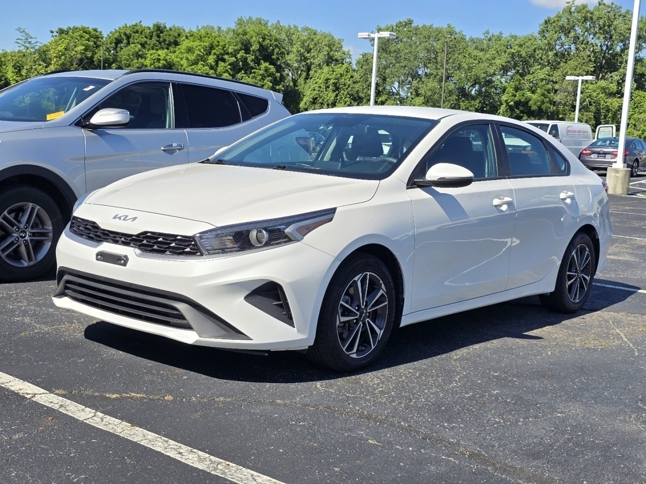 Used 2023 White Kia LXS image 3