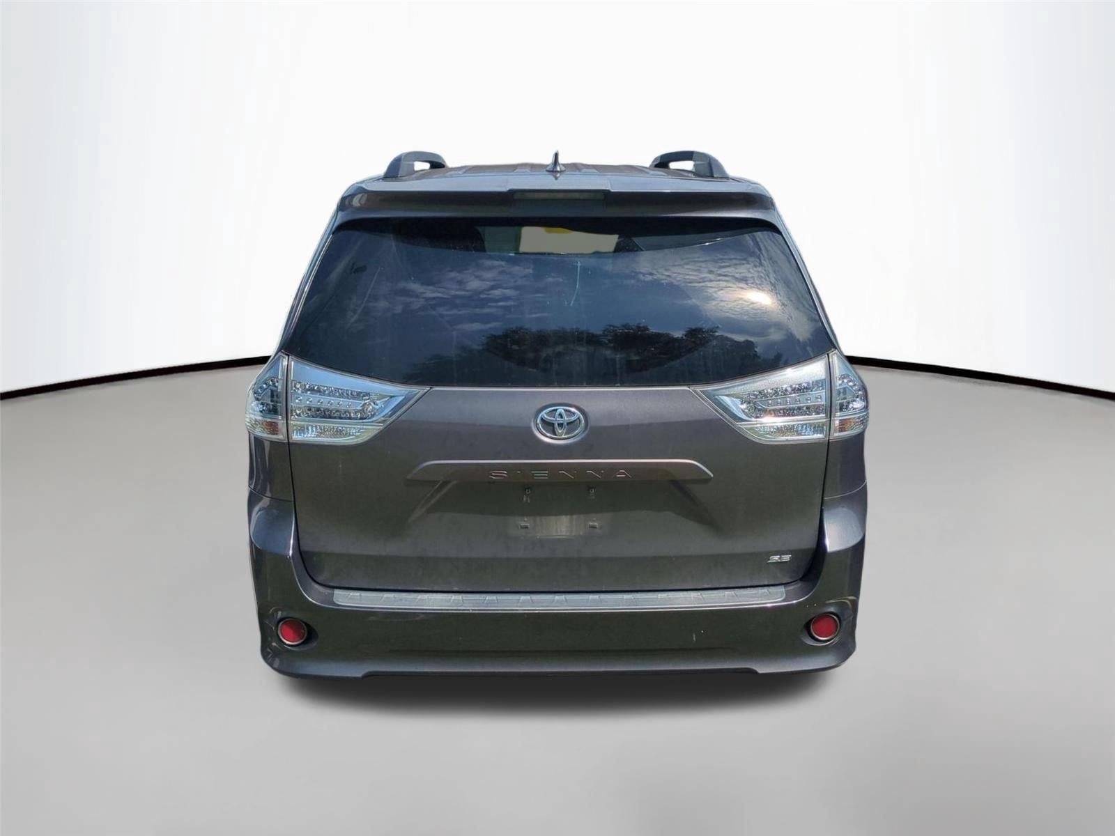 Used 2018  Toyota SE image 5