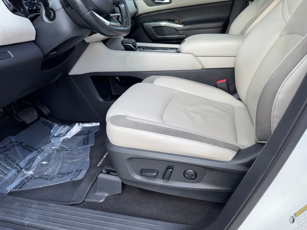 Used 2023 White Nissan SL image 20