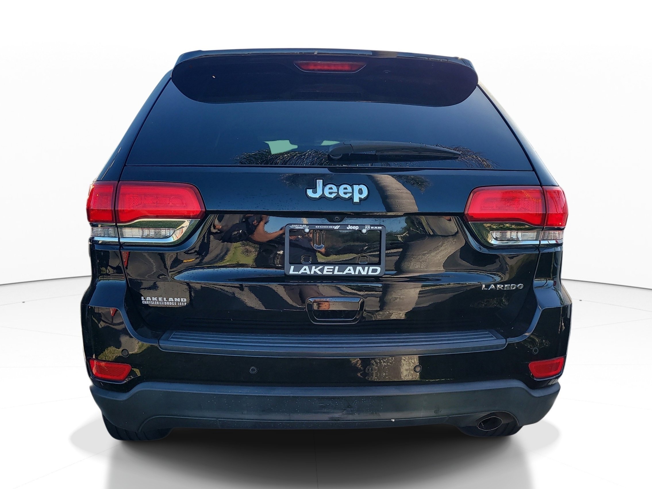 Used 2018 Diamond Black Crystal Pearlcoat Jeep Laredo E image 5