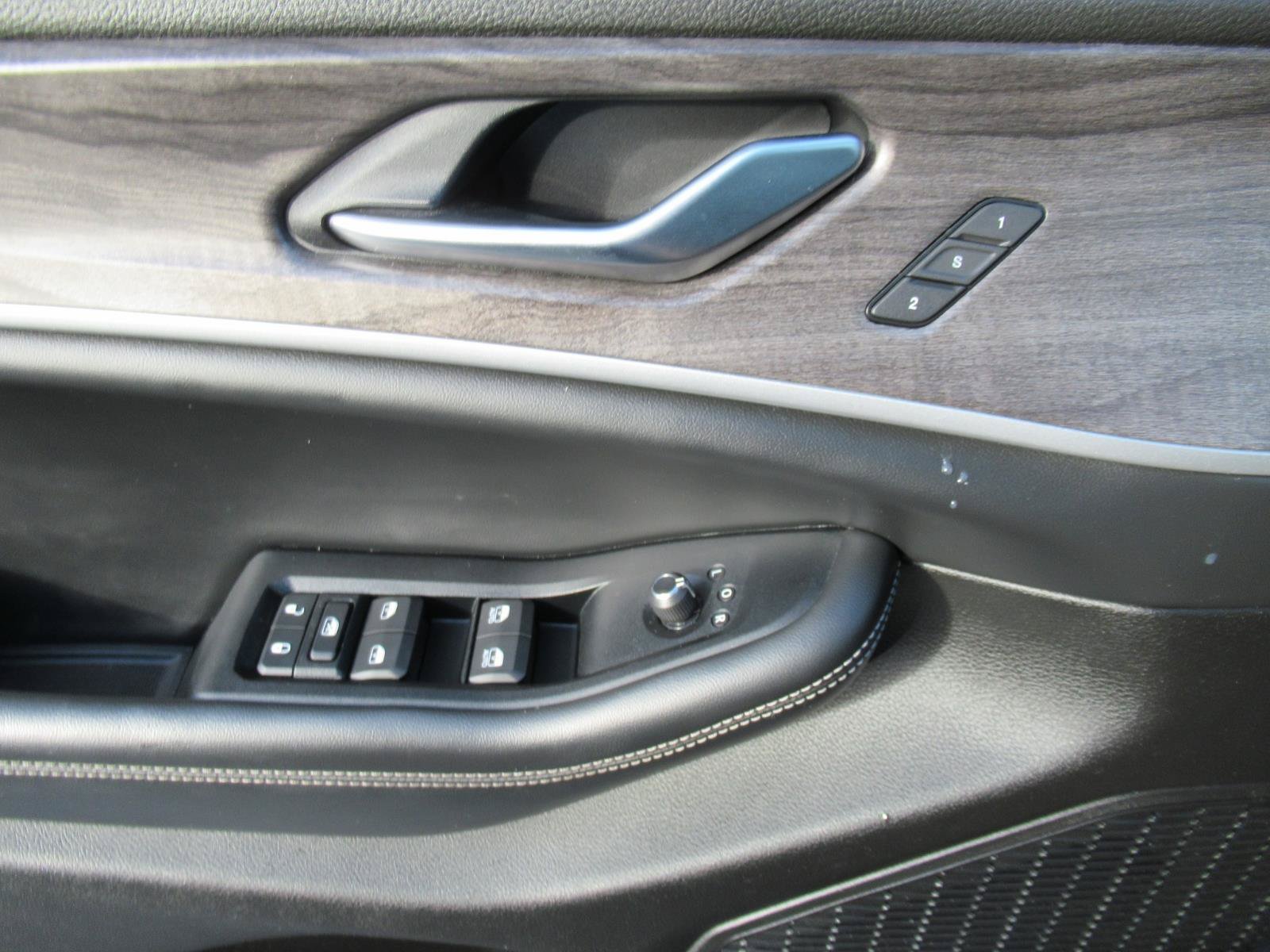 Used 2023  Jeep Limited image 22
