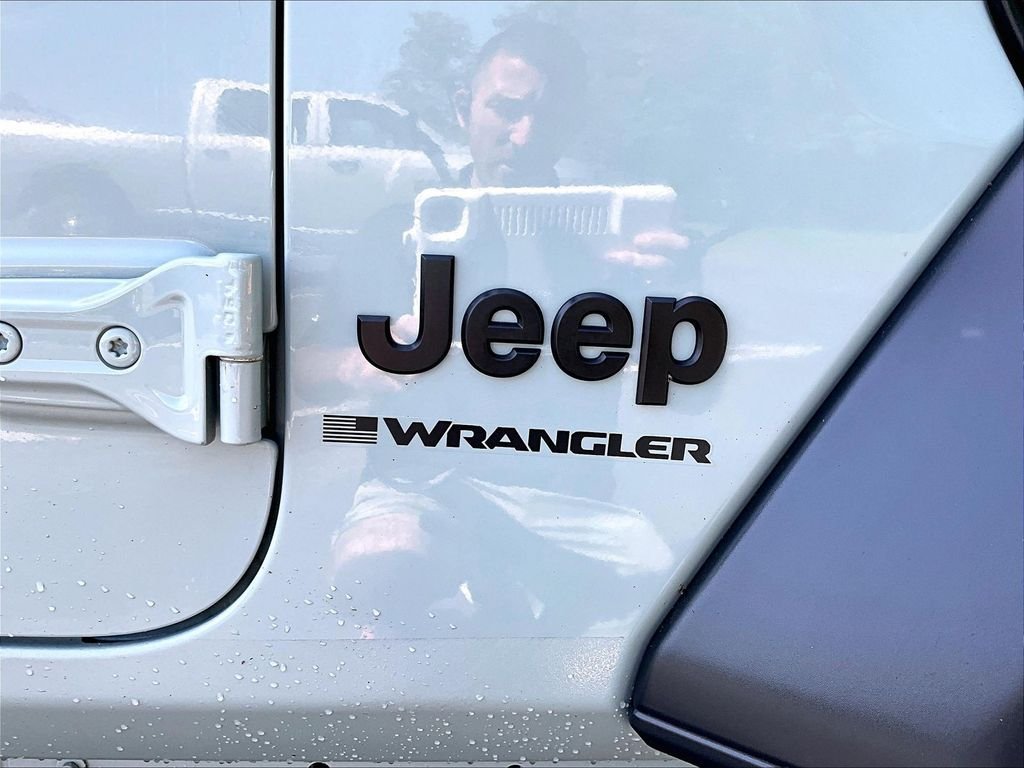 Used 2023 Earl Clearcoat Jeep Sport S image 28