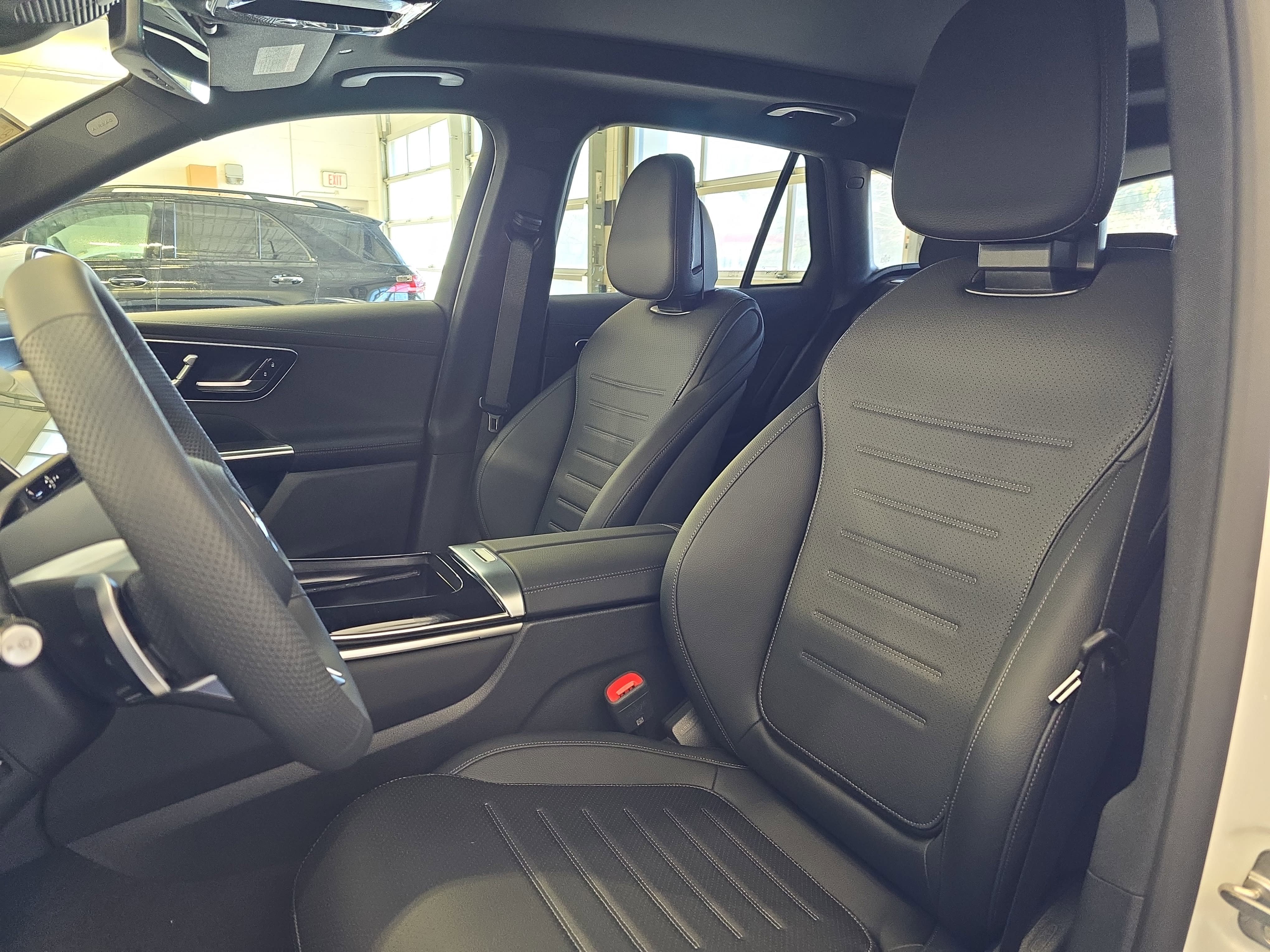 New 2026 Polar White Mercedes-Benz GLC300 image 16