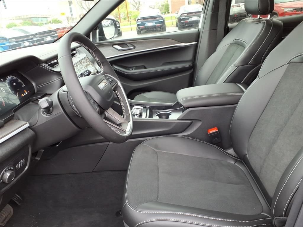 New 2026 Diamond Black Crystal Pearl-Coat Exterior Paint Jeep Laredo Altitude image 8