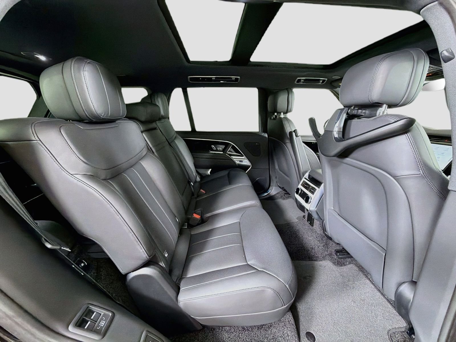 New 2026 Santorini Black LAND ROVER SE 7 Seats image 31