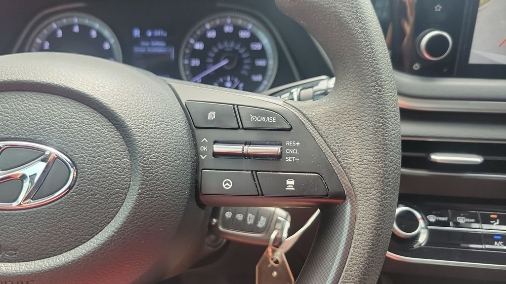 Certified Used 2022 Silver Hyundai SE image 21