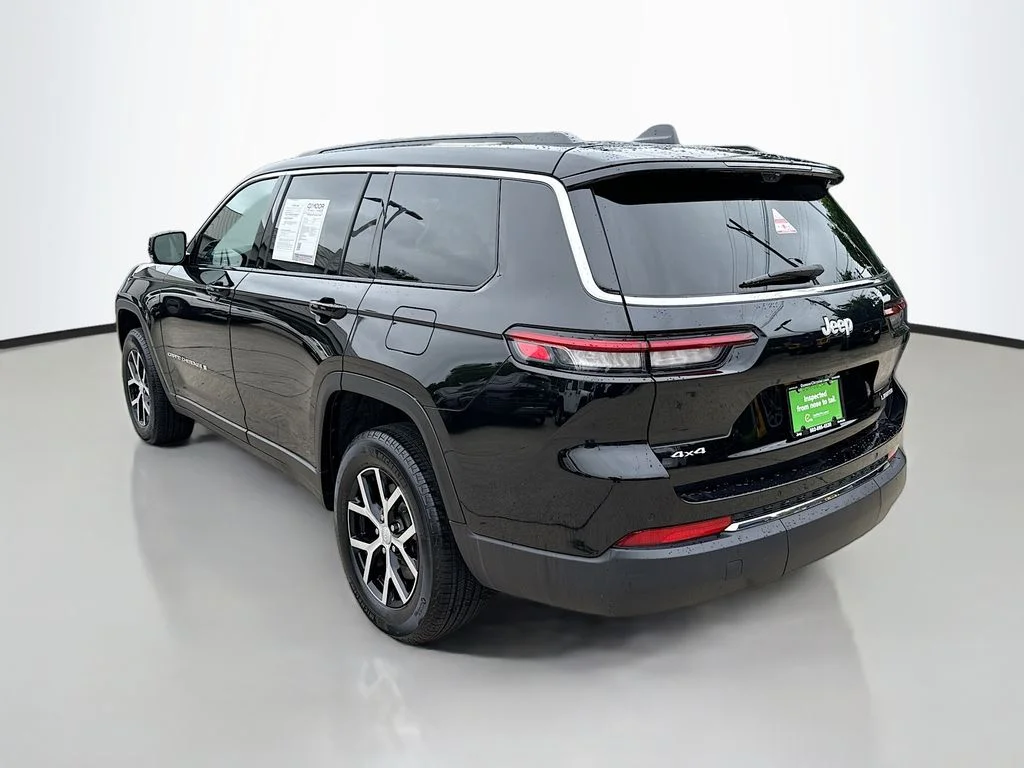 Used 2025 Diamond Black Crystal Pearlcoat Jeep Limited image 5