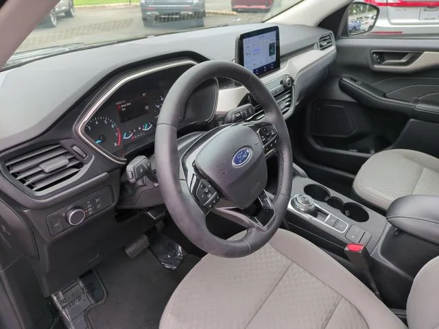 Used 2022 Black Ford SE image 15