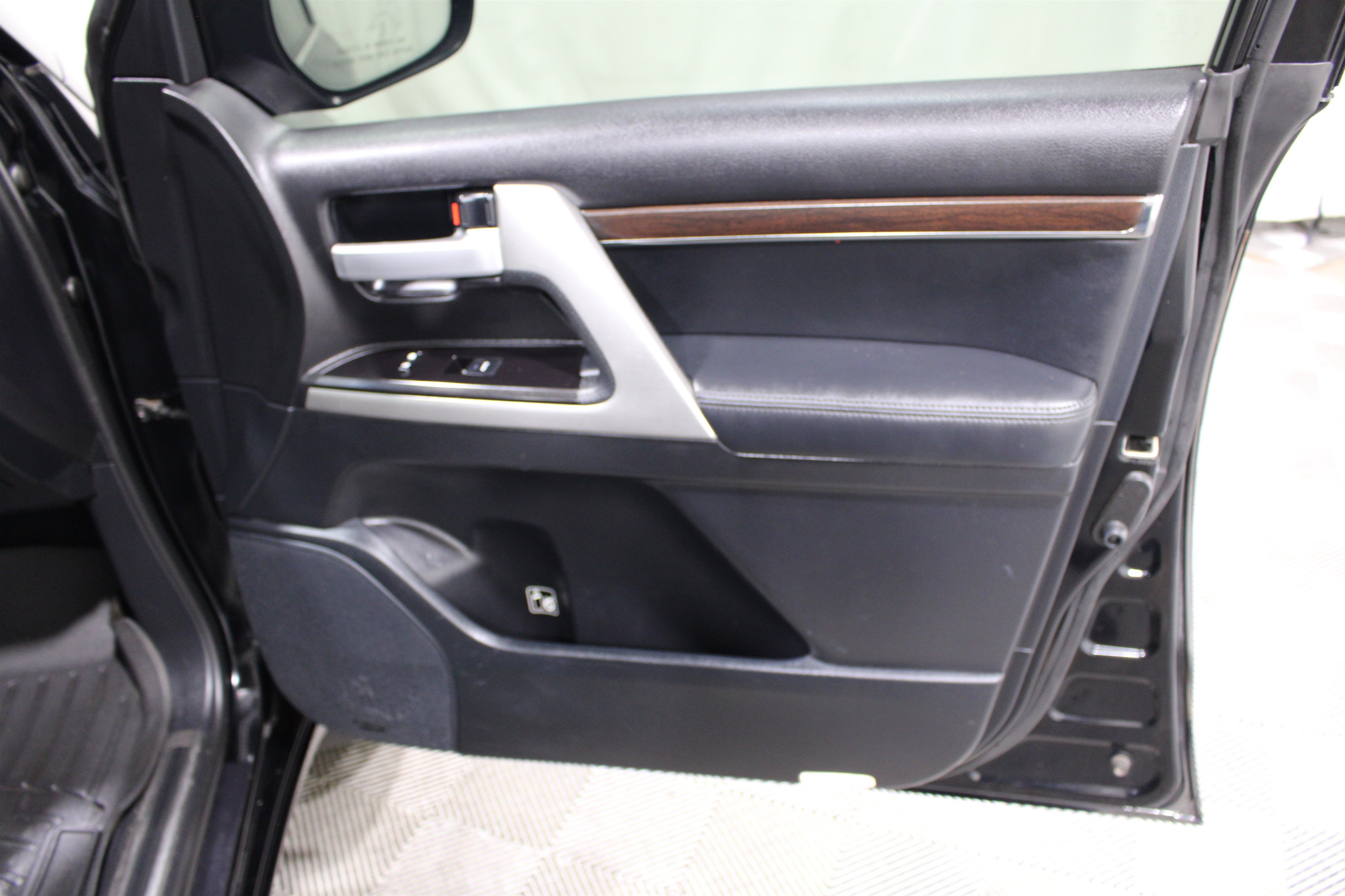 Used 2018 Midnight Black Metallic Toyota 4WD V8 image 27