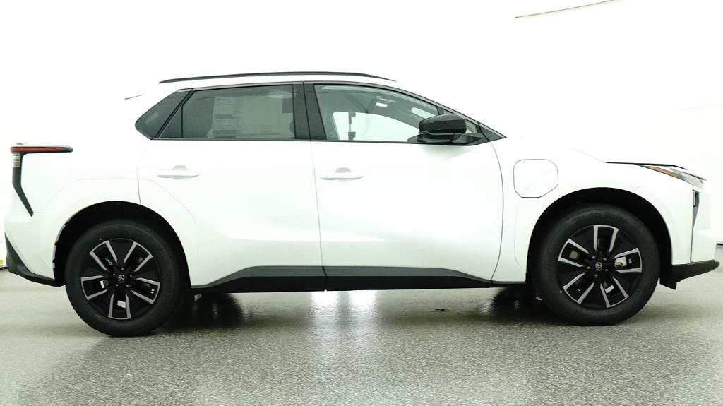New 2027 Wind Chill Pearl Toyota XLE image 13
