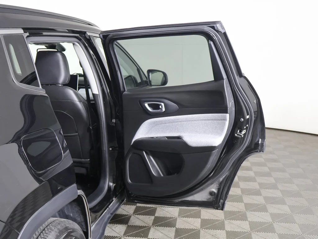 Used 2022 Black Jeep Latitude Lux image 20
