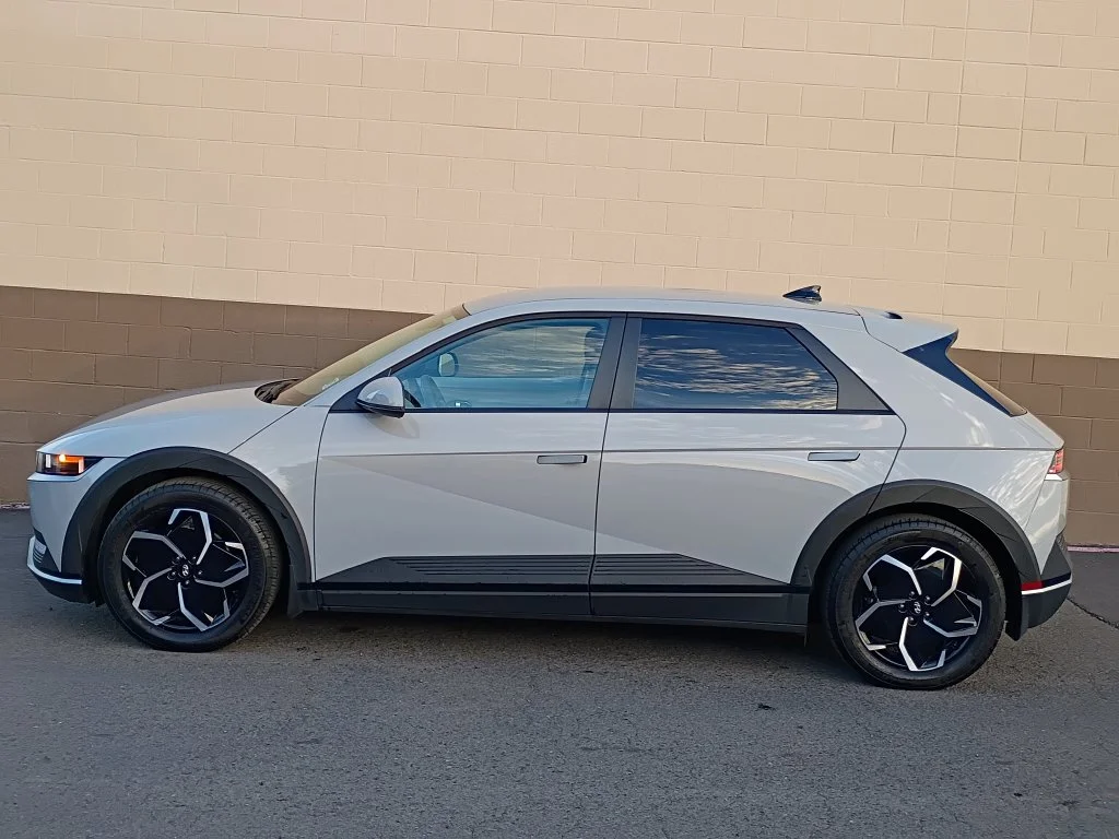 Used 2023 Cyber Gray Hyundai SE image 9