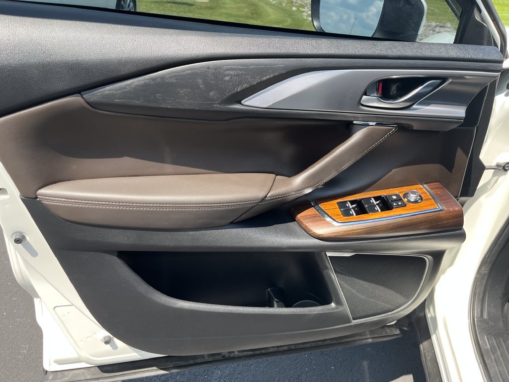 Used 2020 White Mazda Signature image 11