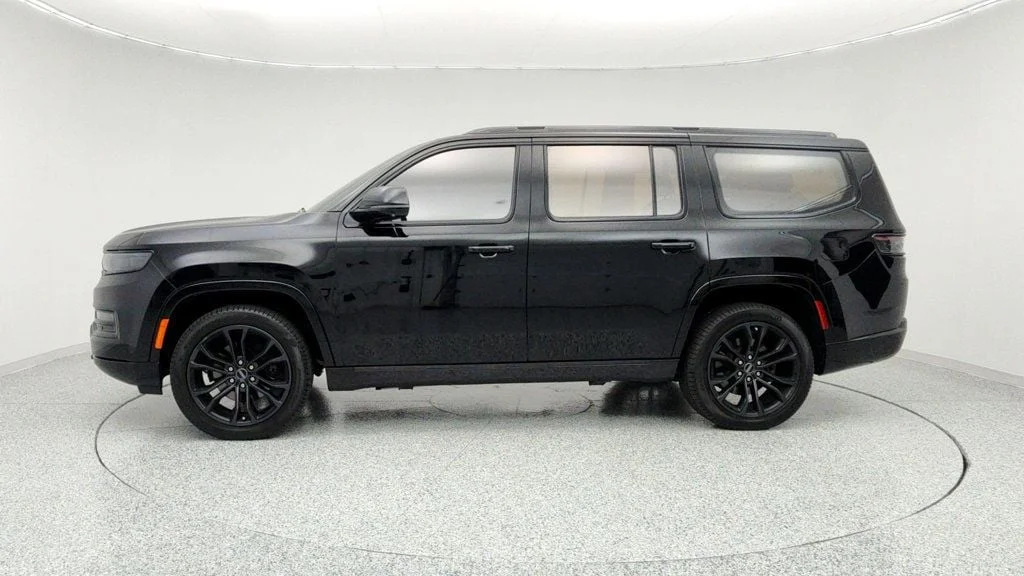 Used 2023 Diamond Black Crystal Pearlcoat Jeep Series III Obsidian 4x4 with Heavy Duty Trailer Tow Package image 8